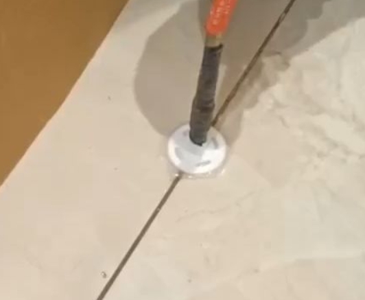 麻山瓷砖空鼓维修公司专业解答瓷砖在铺贴过程中，如果没有涂抹均匀到位的粘结材料（如水泥砂浆或瓷砖胶），可能会导致以下问题