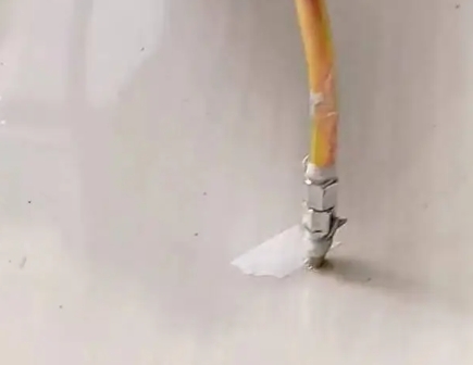 麻山瓷砖空鼓维修公司专业解答在瓷砖铺贴过程中，如果使用的砂料过粗（如全部使用了粗砂），可能会导致以下问题